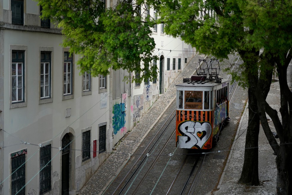 Elevador da Glória, em Lisboa, em foto de abril de 2023 — Foto: AP Photo/Armando Franca