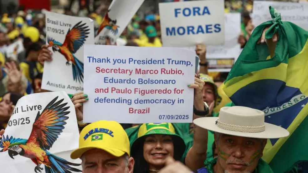 Manifestantes se reúnem em ato em favor da soberania brasileira e contra a anistia a bolsonaristas — Foto: Sebastiao Moreira/EPA/Shutterstock via BBC