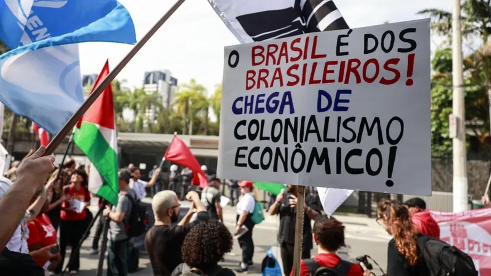 Movimentos de esquerda fazem protesto contra a anistia — Foto: SEBASTIAO MOREIRA/EPA/Shutterstock via BBC