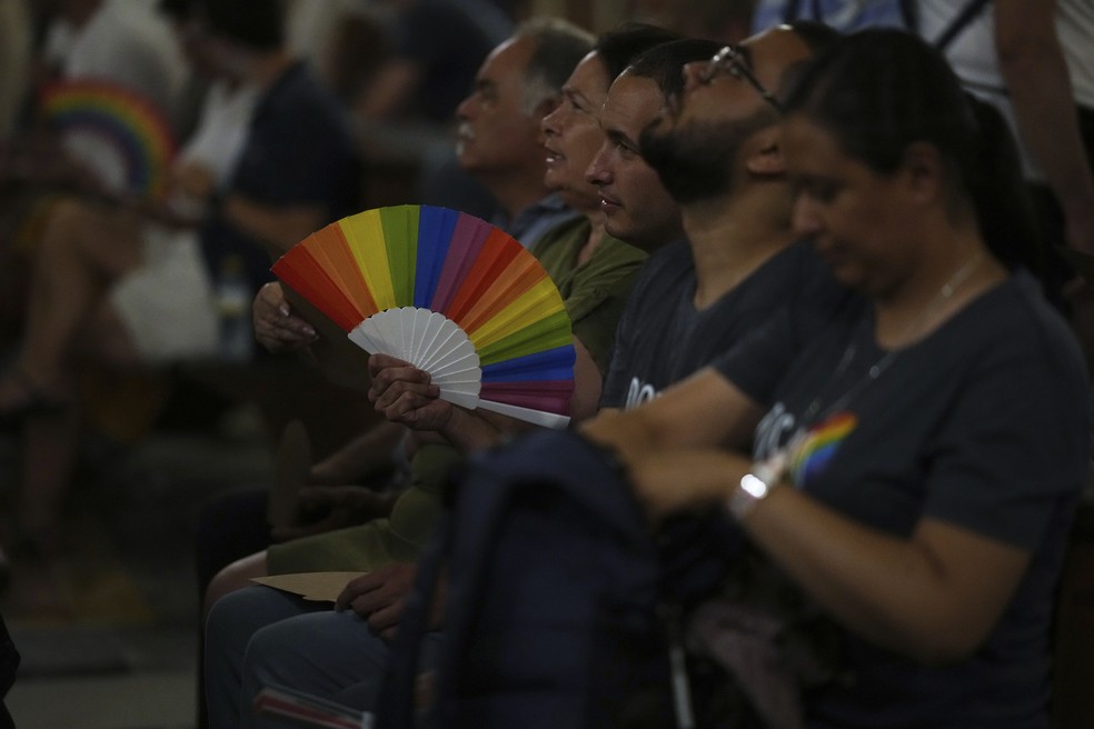 Membros da comunidade LGBTQIA+ participam de uma vigília de oração. — Foto: AP Photo/Andrew Medichini