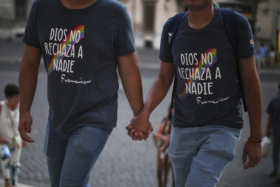 Membros da comunidade LGBTQIA+ chegam para participar de vigília de oração na Igreja de Jesus, no centro de Roma — Foto: AP/Andrew Medichini