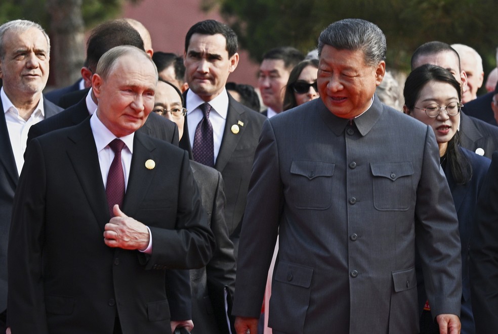 O presidente da Rússia, Vladimir Putin, o presidente da China, Xi Jinping, e o líder da Coreia do Norte, Kim Jong Un, chegam a um desfile militar para comemorar o 80º aniversário da rendição do Japão na Segunda Guerra Mundial, em Pequim, China, na quarta-feira, 3 de setembro de 2025. — Foto: Sergei Bobylev, Sputnik, Kremlin Pool Photo via AP
