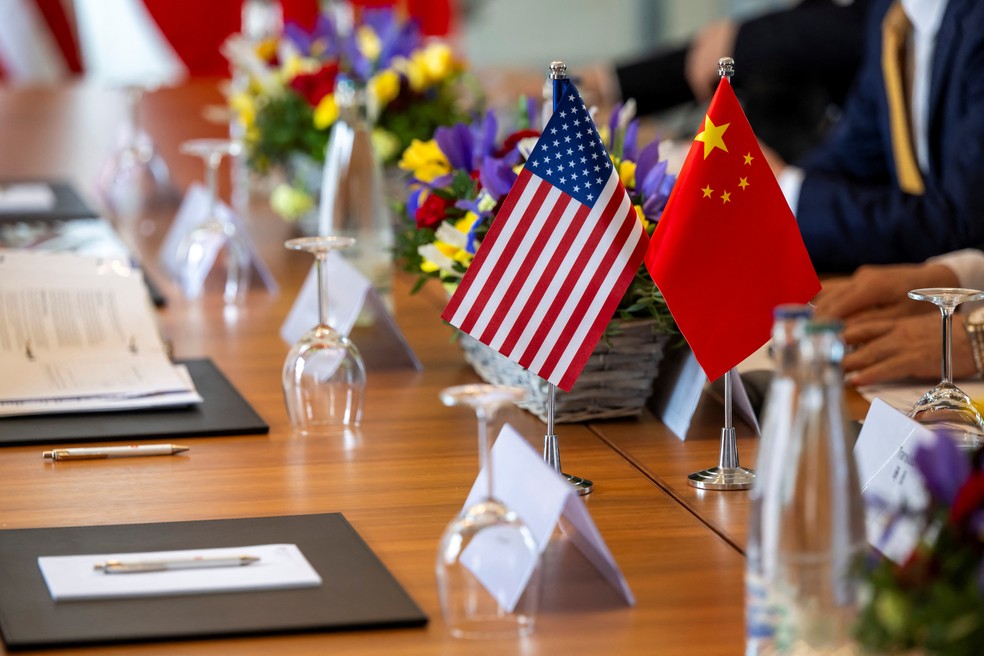 Bandeiras dos EUA e da China — Foto: Keystone/EDA/Martial Trezzini/Handout via REUTERS