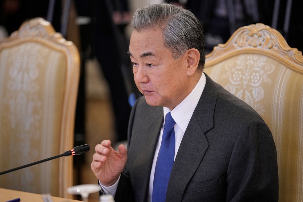 O ministro das Relações Exteriores da China, Wang Yi, durante coletiva em Moscou, na Rússia, no dia 1º de abril de 2025 — Foto: Pavel Bednyakov/Reuters