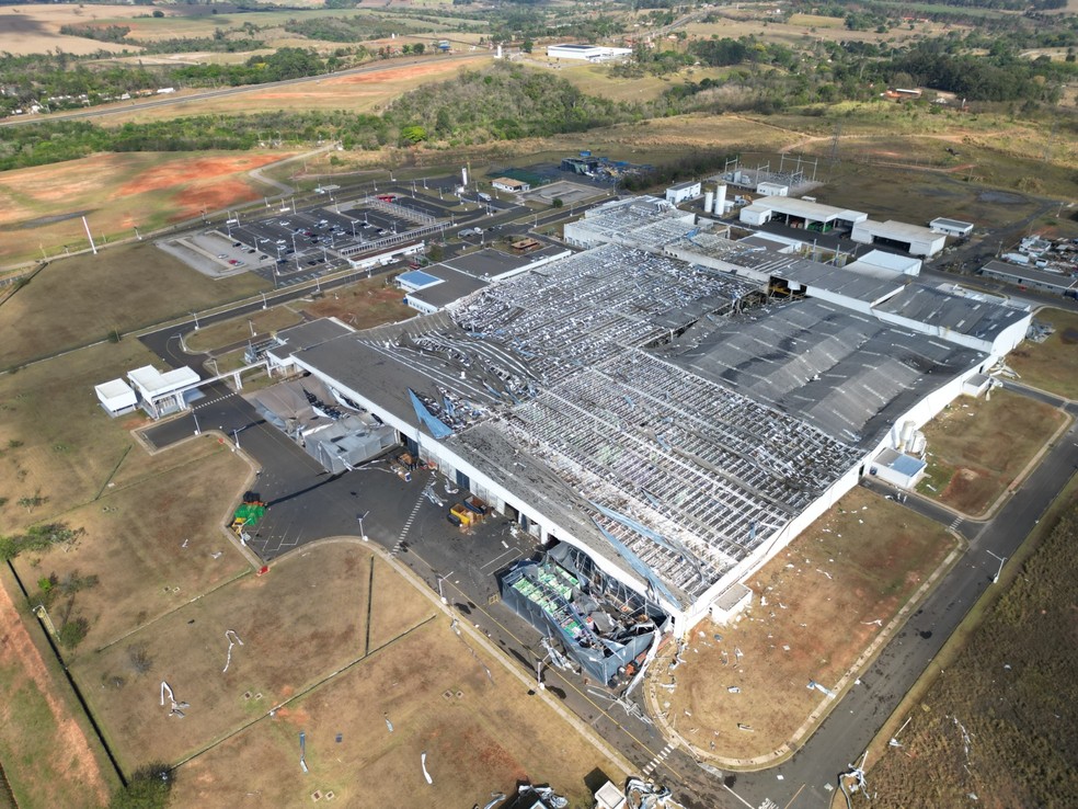 Fábrica de motores da Toyota, em Porto Feliz (SP), teve a cobertura arrancada pelo vento — Foto: Vinicius Rogillim/Arquivo Pessoal