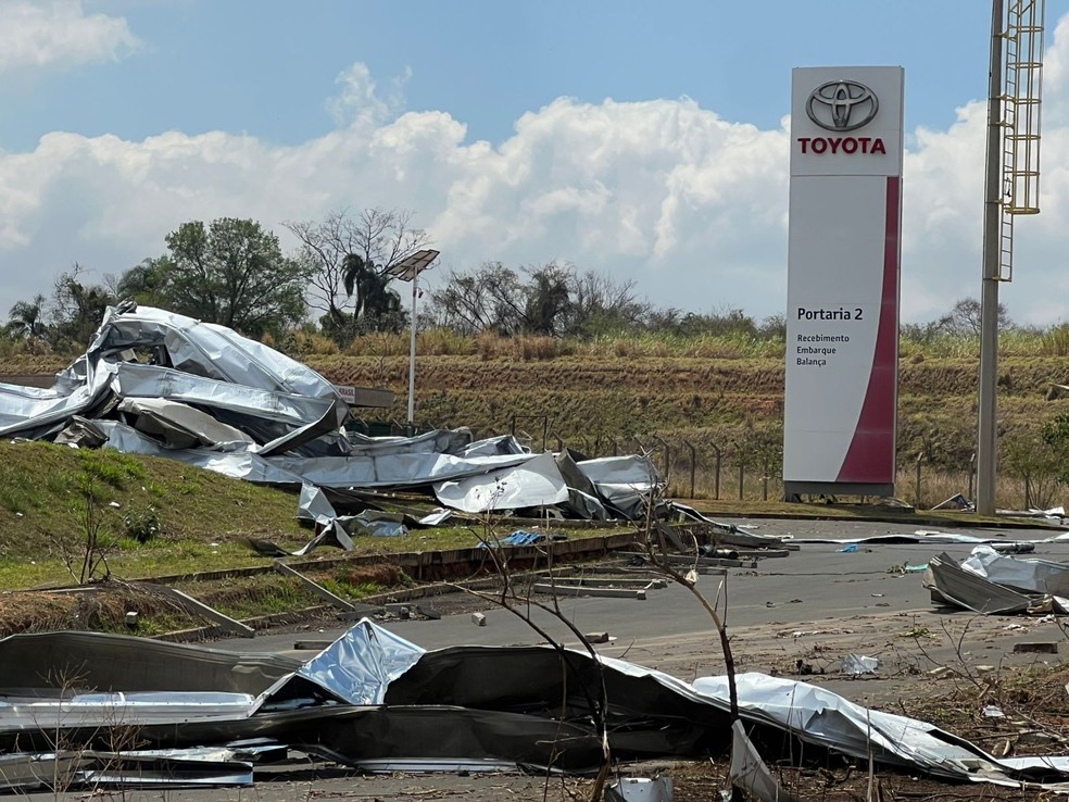 Temporal e ventania causou estragos em uma fábrica da Toyota em Porto Feliz (SP) — Foto: Régis Rosa/TV TEM