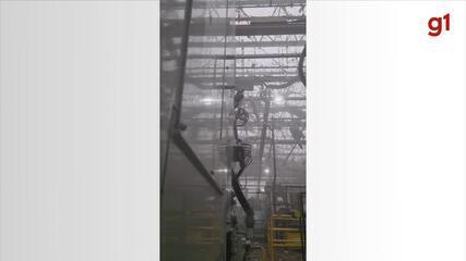 Temporal destelha fábrica de motores e carro capotado durante temporal em Porto Feliz