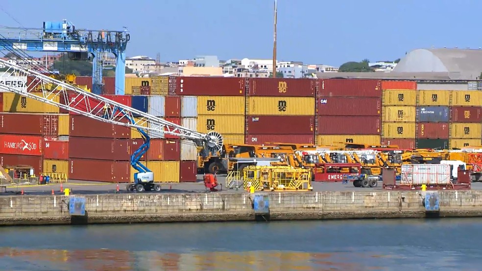 Contêineres no Porto de Vila Velha — Foto: Reprodução/TV Gazeta