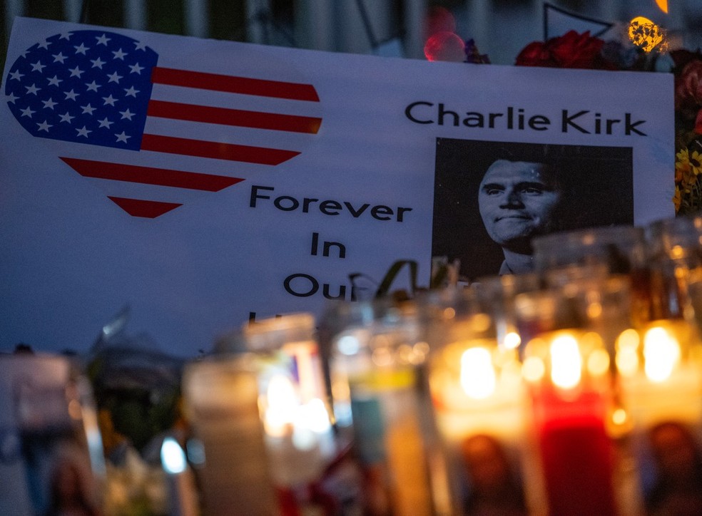 Homenagens a Charlie Kirk são feitas na sede da organização política Turning Point, fundada pelo ativista — Foto: AFP