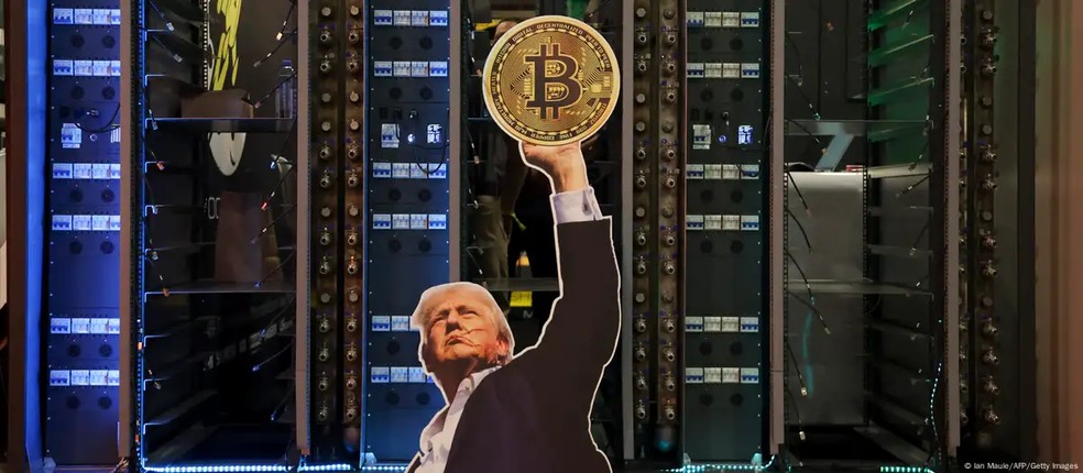Trump surpreendeu ao se tornar um dos grandes apoiadores do Bitcoin em seu segundo mandato — Foto: Ian Maule/AFP/Getty Images via DW