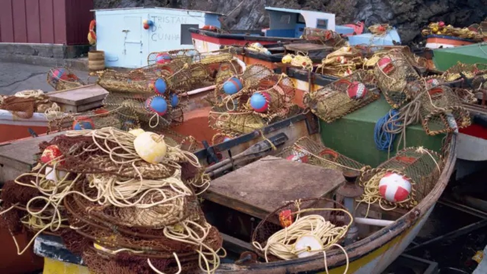 Os pescadores de Tristão da Cunha usam armadilhas para capturar a lagosta-de-são-paulo, que é a base da economia do arquipélago — Foto: Getty Images via BBC
