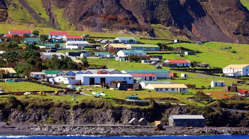 Edimburgo dos Sete Mares é a única cidade de Tristão da Cunha. Ela não tem aeroporto, nem hotéis ou restaurantes — Foto: Getty Images via BBC