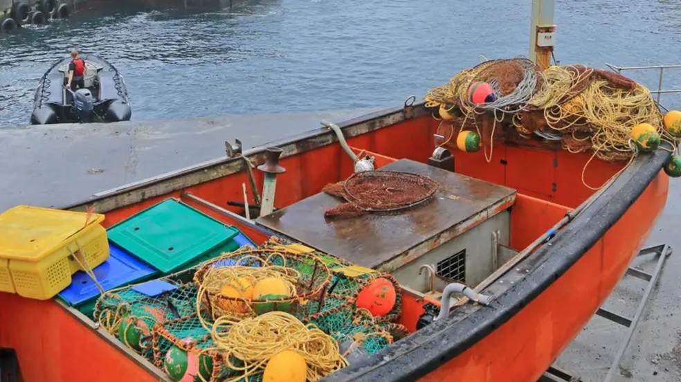 Cada oportunidade é importante para os pescadores de Tristão da Cunha, que contam com apenas 18 a 72 dias de pesca por temporada — Foto: Getty Images via BBC
