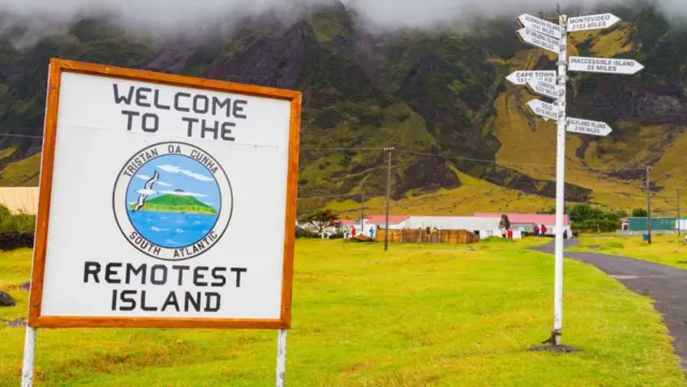 O arquipélago de Tristão da Cunha, no Atlântico Sul, fica a 2,4 mil quilômetros de distância do local habitado mais próximo, a ilha de Santa Helena — Foto: Getty Images via BBC