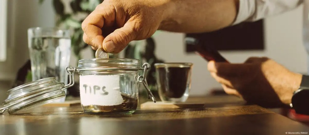 Pessoas dão gorjeta por várias razões: para se sentirem melhor, impressionar os outros, ajudar os funcionários ou porque são solicitadas — Foto: Westend61/IMAGO