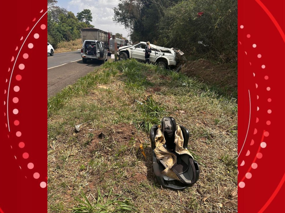 Criança de dois anos morre após cadeirinha ser ejetada de carro em acidente no Paraná — Foto: PRF