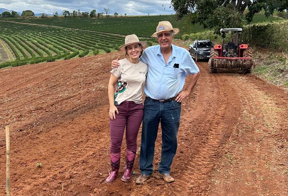 Daniele Alckmin, direta-executiva da exportadora Agrorigem, com o seu pai, que é produtor rural. — Foto: Arquivo pessoal