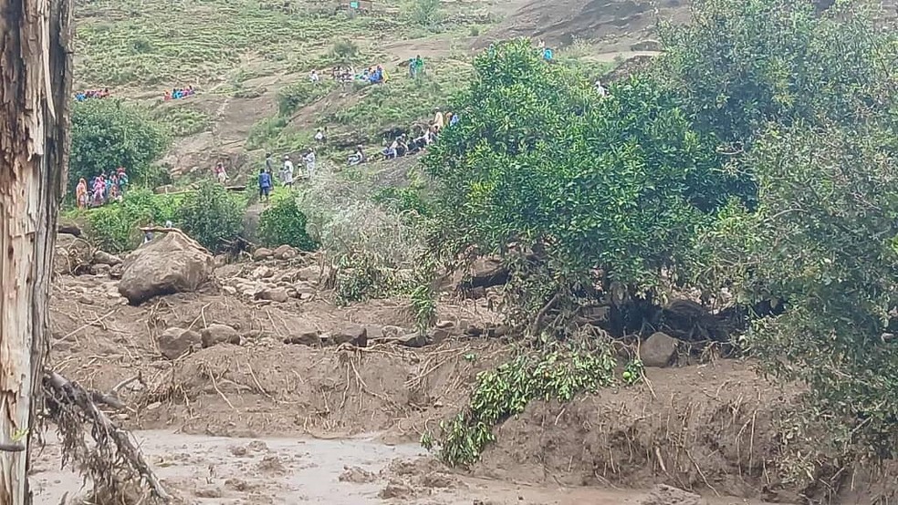 Pessoas buscam desaparecidos em deslizamento de terra que destruiu vila no Sudão em 1º de setembro de 2025. — Foto: Movimento de Libertação do Sudão/Handout via Reuters