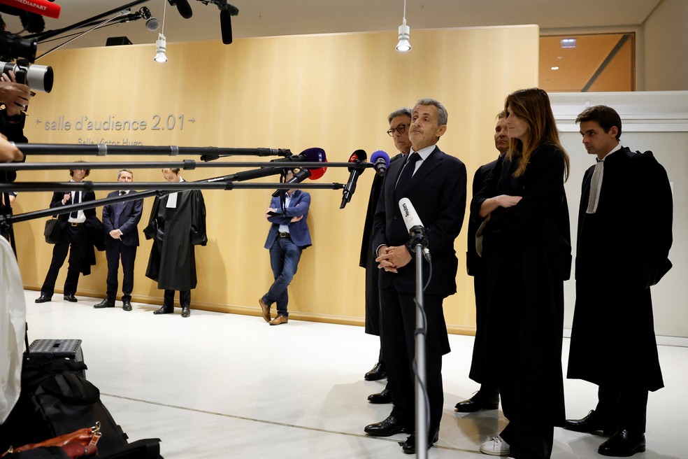 O ex-presidente da França Nicolas Sarkozy na saída do Tribunal Criminal de Paris, em 25 de setembro de 2025. — Foto: Stephanie Lecocq/ Reuters