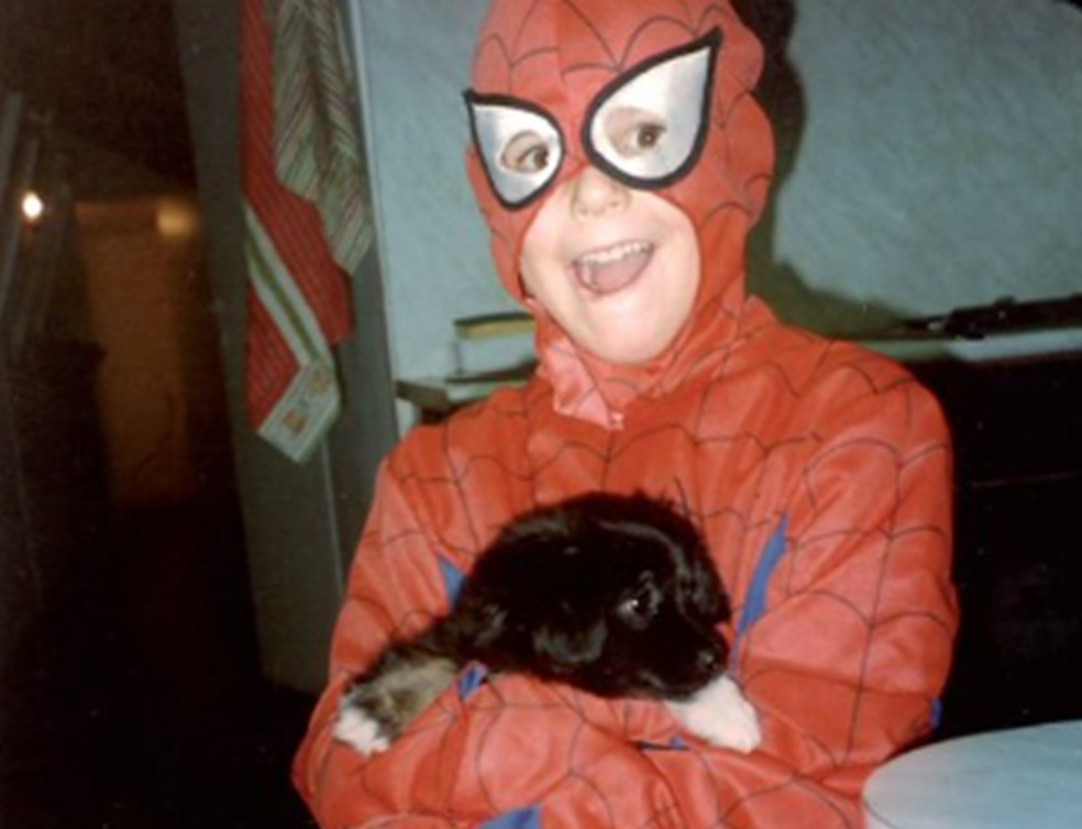 Criança fantasiada de Homem-Aranha em foto viral é São Carlo Acutis — Foto: g1