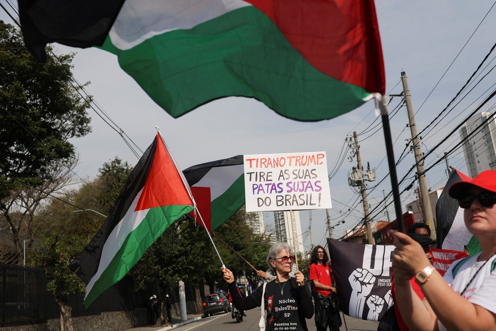 Manifestantes pro-Palestina durante ato em frente ao Consulado dos EUA em São Paulo, em 19 de agosto de 2025 — Foto: REUTERS/Amanda Perobelli
