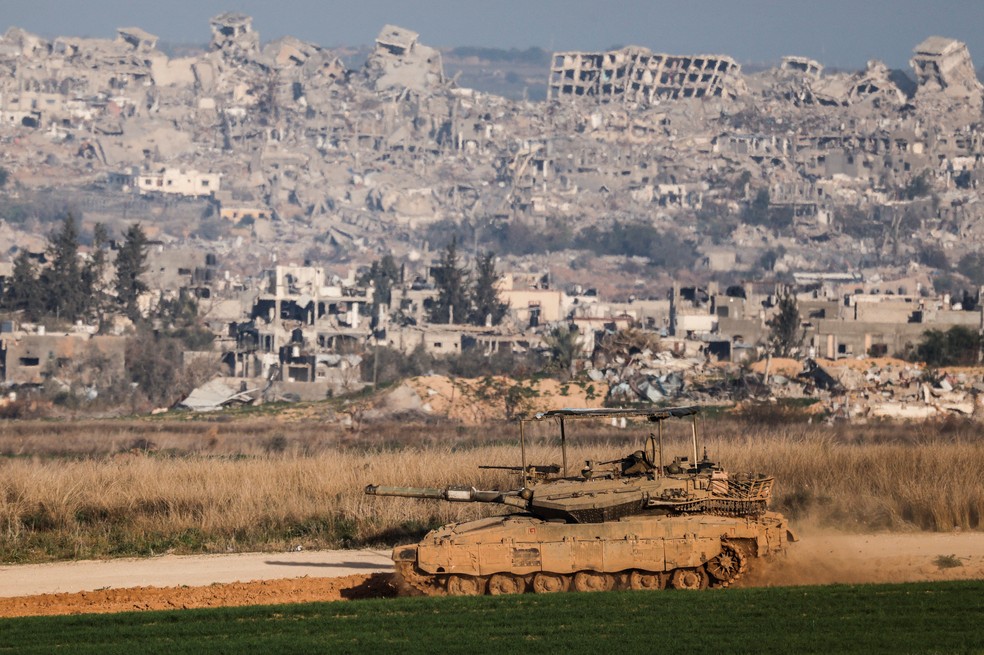 Um tanque israelense patrulha a fronteira entre Israel e Gaza, antes de um acordo de cessar-fogo entrar em vigor, em 19 de janeiro de 2025 — Foto: REUTERS/Amir Cohen