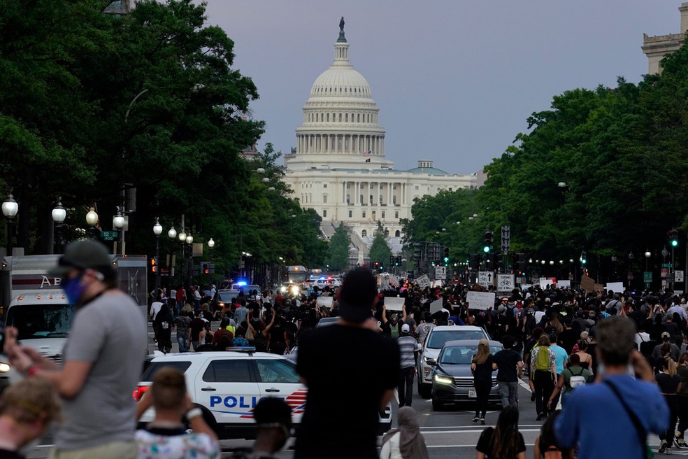 Manifestantes caminham por Washington D.C. em protesto pela morte de George Floyd, em maio de 2020 — Foto: Evan Vucci/AP