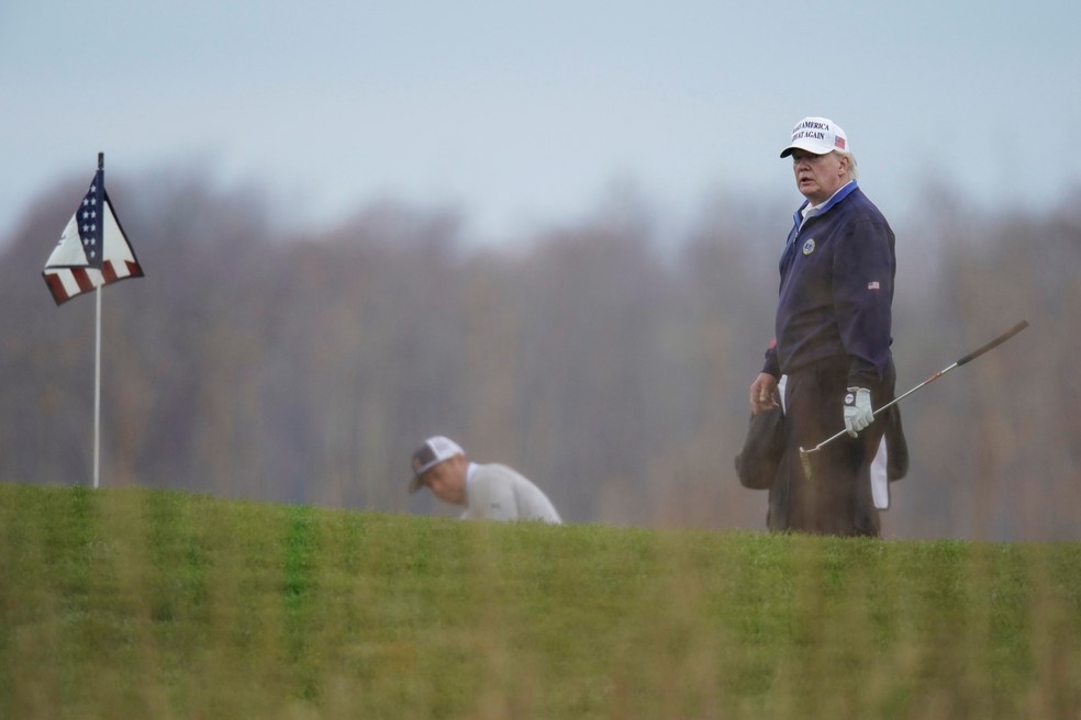 Donald Trump durante jogo de golfe em novembro de 2020 — Foto: Joshua Roberts/Reuters