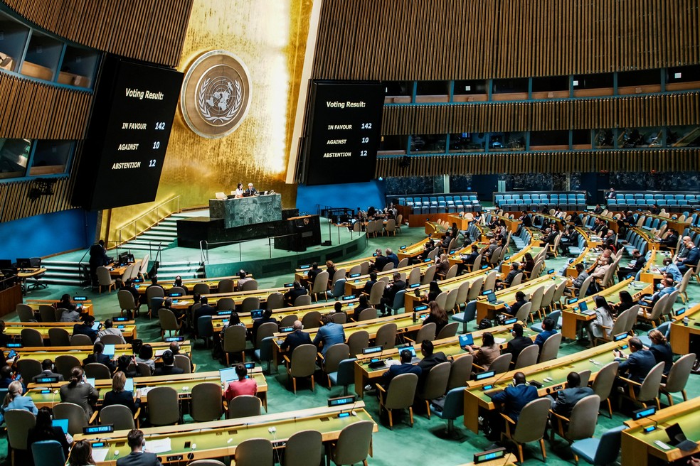 Membros da Assembleia Geral das Nações Unidas votam sobre a questão da Palestina e a Implementação da Solução de Dois Estados, na sede da ONU em Nova York, EUA, em 12 de setembro de 2025. — Foto: Reuters/Eduardo Munoz