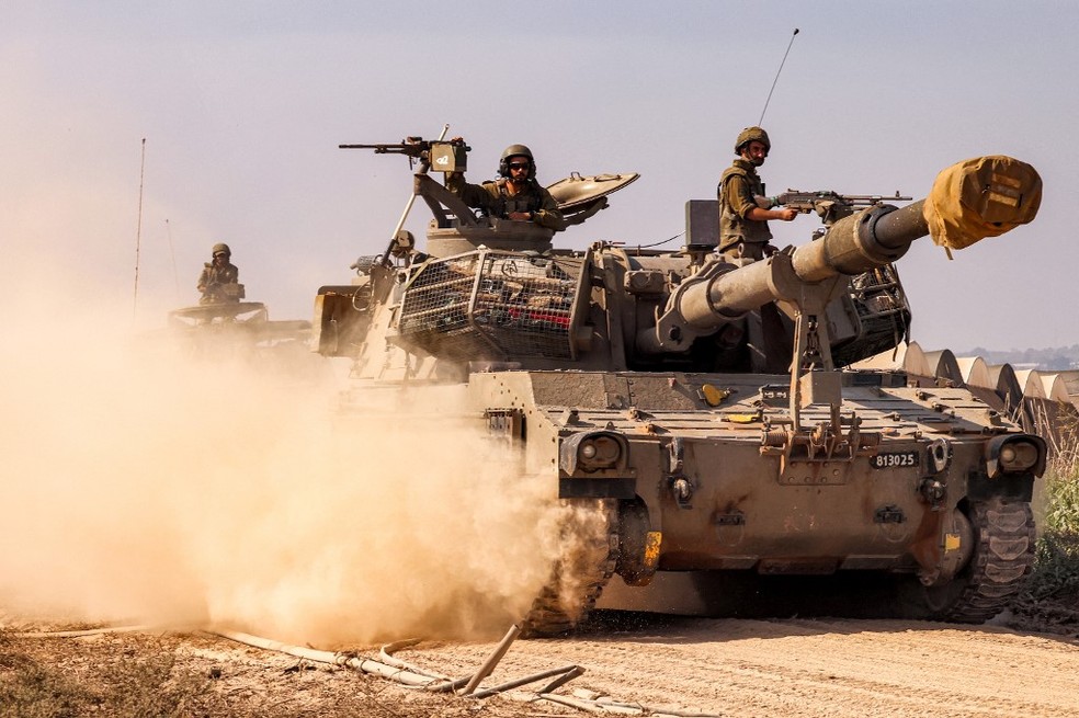 Tanque de Israel perto da fronteira com a Faixa de Gaza — Foto: Jack Guez / AFP