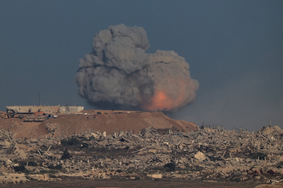 Fumaça de explosão de bombas sobe no céu de Gaza. — Foto: REUTERS/Amir Cohen
