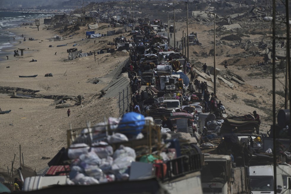 Multidão de palestinos foge por estrada costeira em direção ao sul da Faixa de Gaza após Exército israelense anunciar início de ampla operação terrestre na Cidade de Gaza em 16 de setembro de 2025. — Foto: AP Photo/Abdel Kareem Hana