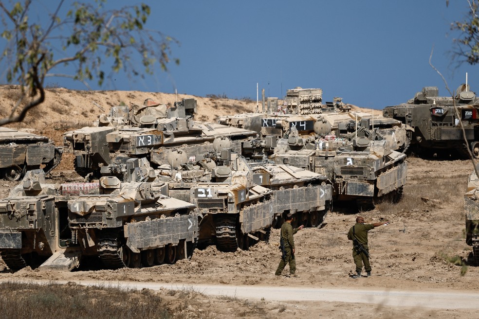 Soldados e veículos blindados israelenses posicionados perto da fronteira de Israel com a Faixa de Gaza em 16 de setembro de 2025. — Foto: REUTERS/Amir Cohen