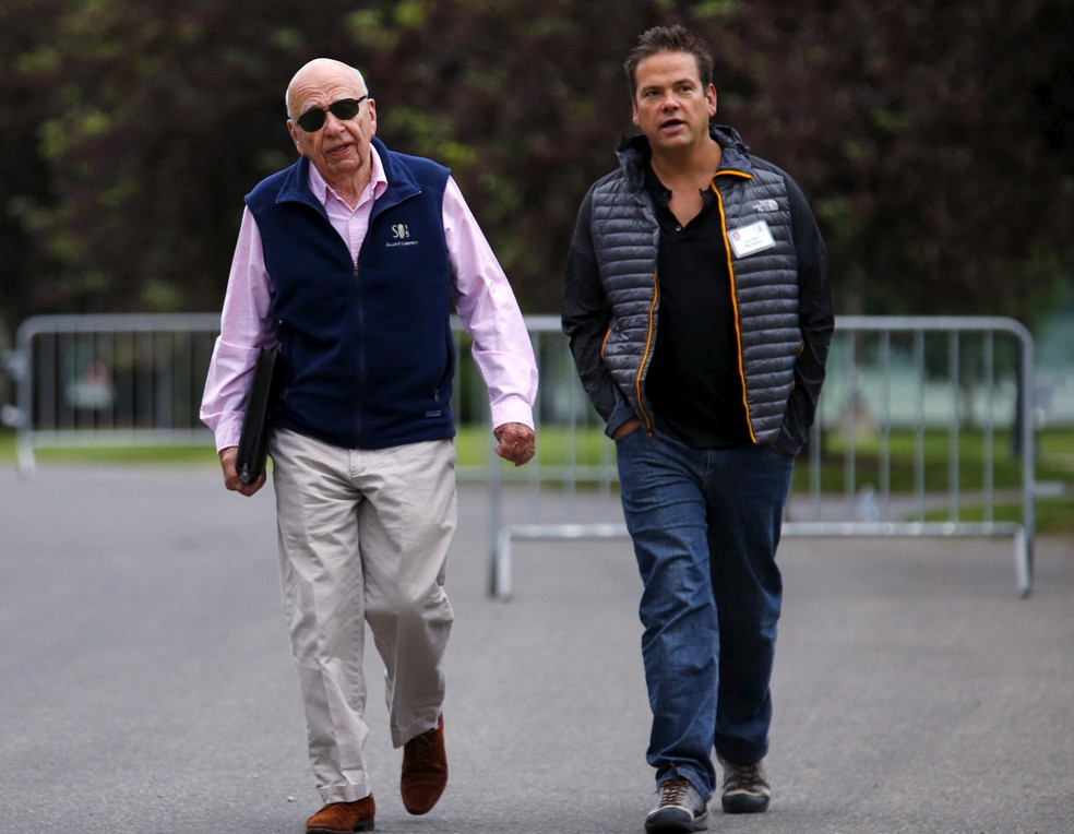 Rupert Murdoch e seu filho Lachlan (dir.) participam do primeiro dia da conferência de mídia anual da Allen and Co. em Sun Valley, Idaho, em julho de 2015. — Foto: REUTERS/Mike Blake/File Photo