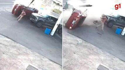 Homem escapa por pouco de ser atropelado por carro desgovernado nos EUA