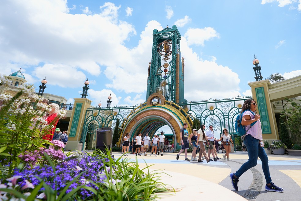 Visitantes chegam à entrada principal do Parque Temático Epic Universe no Universal Resort Orlando, 10 de abril de 2025, em Orlando, Flórida. — Foto: AP/John Raoux
