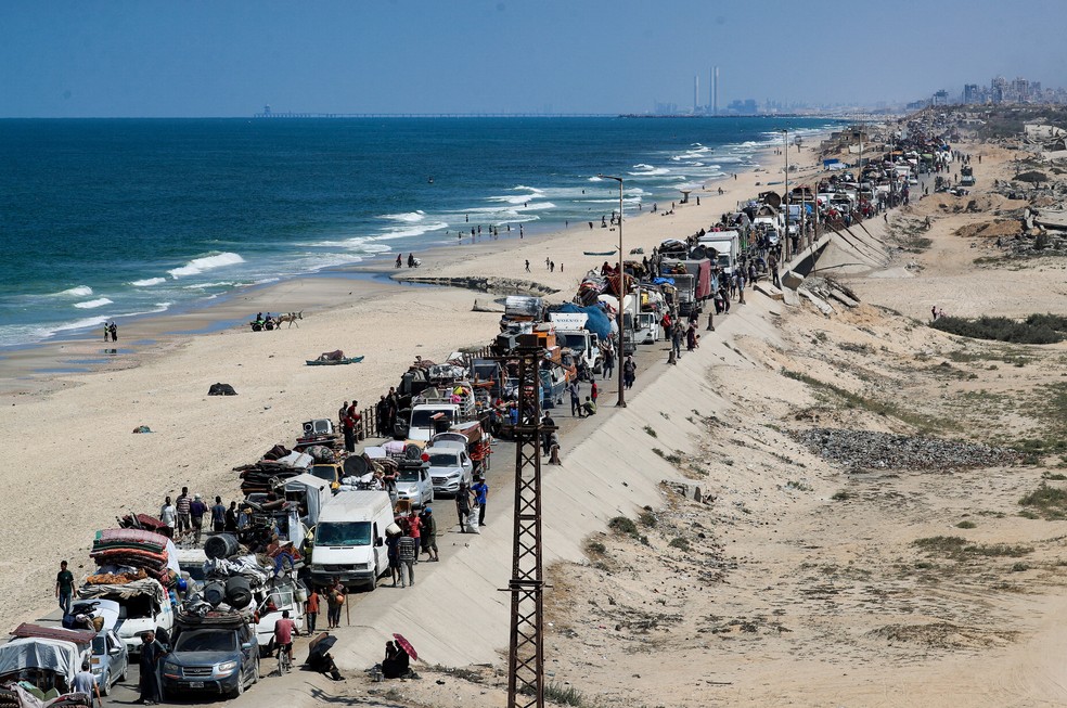 Palestinos fogem para o sul após Israel ordenar evacuação e iniciar operação terrestre para ocupar a Cidade de Gaza, em 16 de setembro de 2025. — Foto: Reuters/Mahmoud Issa