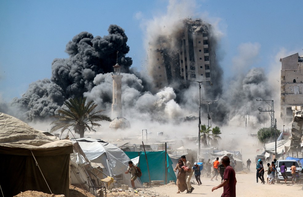 Bombardeio israelense derruba prédio na Cidade de Gaza, na Faixa de Gaza, em 5 de setembro de 2025. — Foto: REUTERS/Mahmoud Issa
