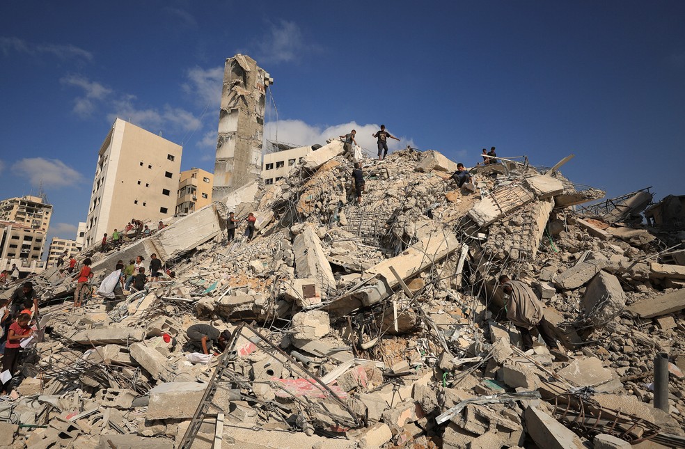 Palestinos inspecionam destroços de prédio residencial na Cidade de Gaza derrubado por ataque aéreo israelense em 6 de setembro de 2025. — Foto: REUTERS/Dawoud Abu Alkas