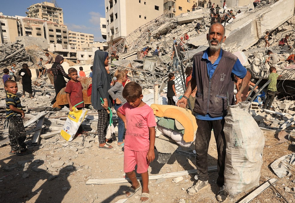 Palestinos inspecionam destroços de prédio residencial na Cidade de Gaza derrubado por ataque aéreo israelense em 6 de setembro de 2025. — Foto: REUTERS/Dawoud Abu Alkas