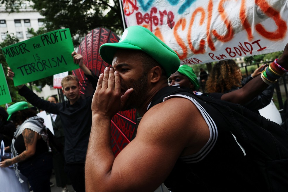 Fãs de Luigi Mangione protestam em frente a tribunal em Nova York em 16 de setembro de 2025. — Foto: REUTERS/Shannon Stapleton