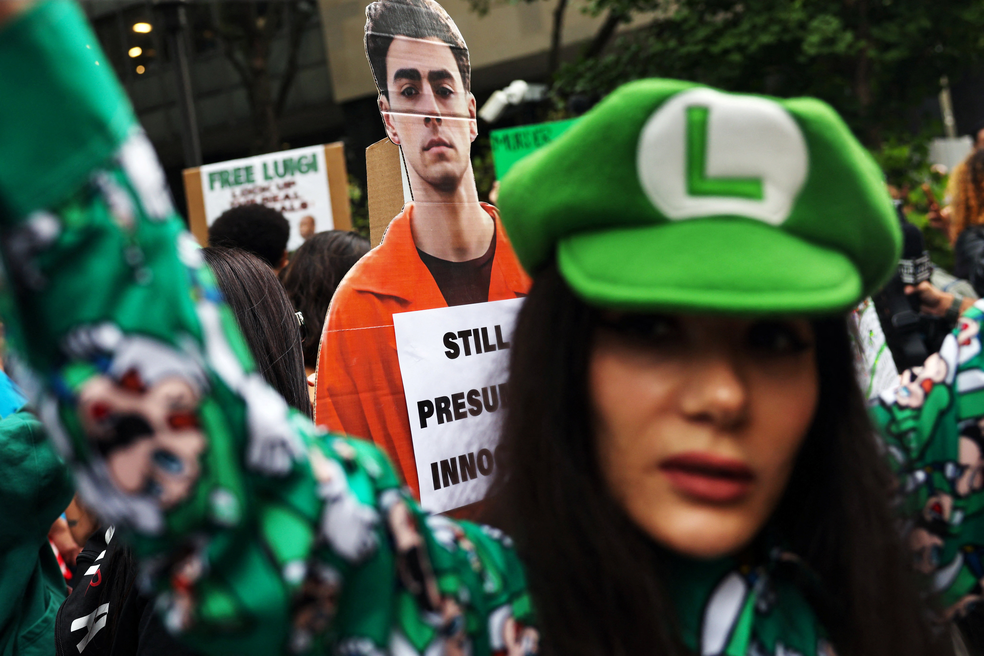 Fãs de Luigi Mangione protestam em frente a tribunal em Nova York em 16 de setembro de 2025. — Foto: REUTERS/Shannon Stapleton