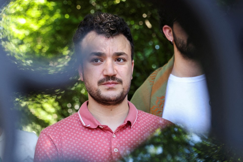 Mahmoud Khalil fala com membros da mídia em junho de 2024 — Foto: REUTERS/Jeenah Moon