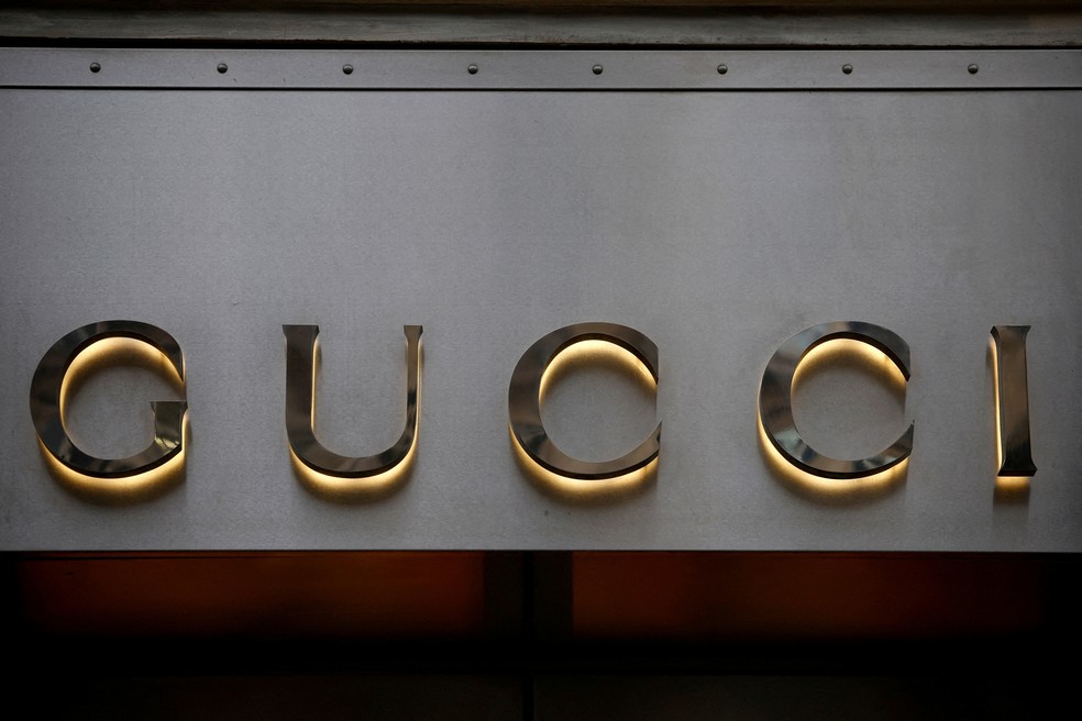 Sinal luminoso da Gucci é visto em loja da marca em Paris, na França. — Foto: Sarah Meyssonier / Reuters
