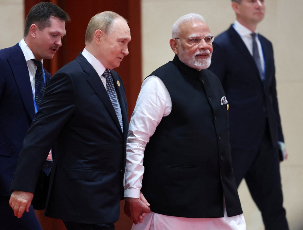 Vladimir Putin e Narendra Modi chegaram de mãos dadas a cúpula na China — Foto: Sputnik/Alexander Kazakov/Pool via REUTERS