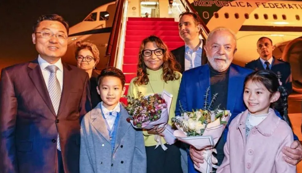 Ao centro, Lula e Janja durante visita à China em maio — Foto: BBC/Reuters
