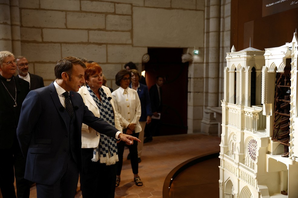 Presidente da França, Emmanuel Macron, reinaugura torres da Catedral de Notre Dame restauradas após incêndio de 2019, em 19 de setembro de 2025. — Foto: Yoan Valat/Pool via Reuters