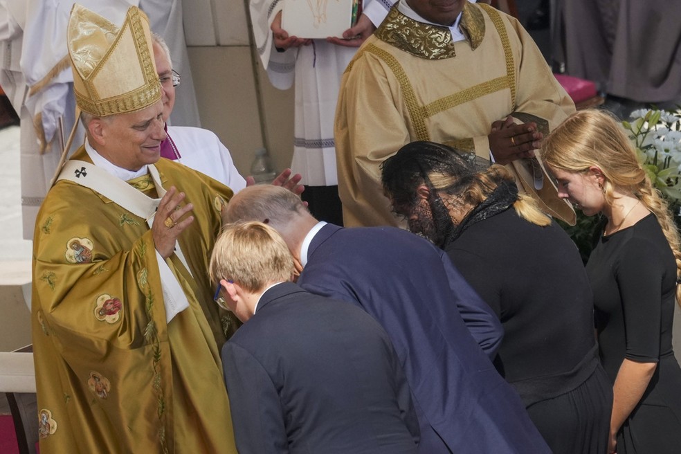 Família de Carlo Acutis na missa de canonização. Da direita para a esquerda: a irmã Francesca, a mãe Antonia, o pai Andrea e o irmão Michele, com o papa Leão XIV — Foto: Andrew Medichini/AP Photo