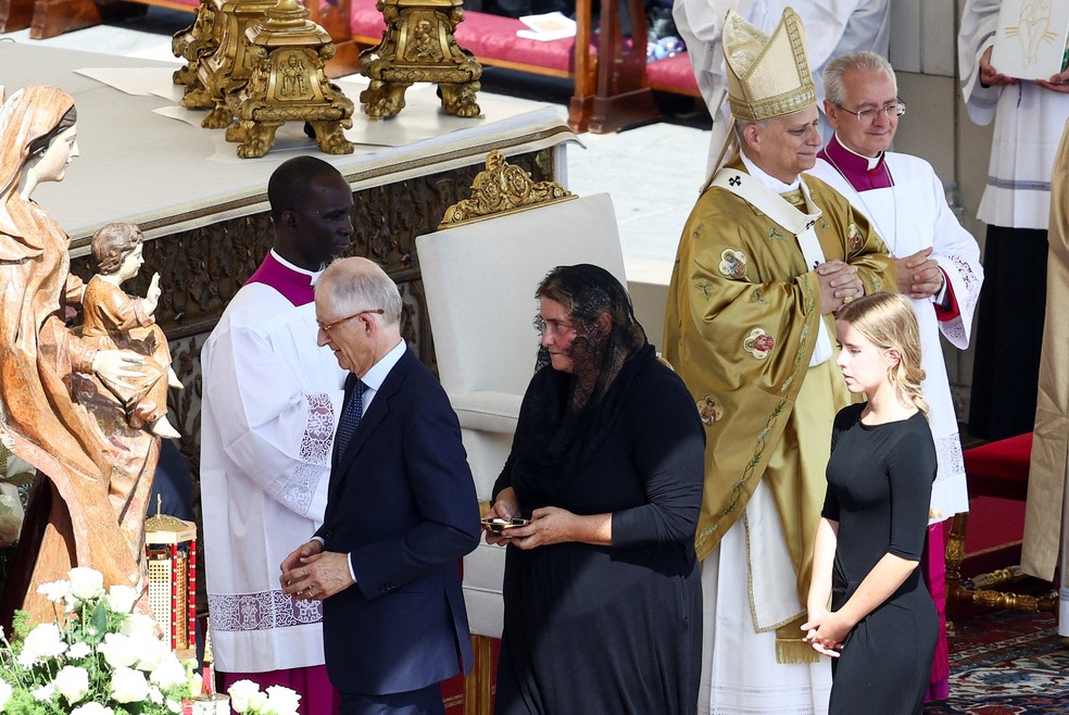 Andrea e Antonia Salzano Acutis, pai e mãe de Carlo Acutis, passam pelo papa Leão XIV durante cerimônia de canonização do jovem no Vaticano — Foto: Guglielmo Mangiapane/Reuters