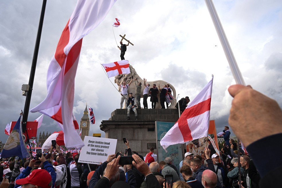 Manifestação contra imigrantes reúne 100 mil em Londres. — Foto: Reuters